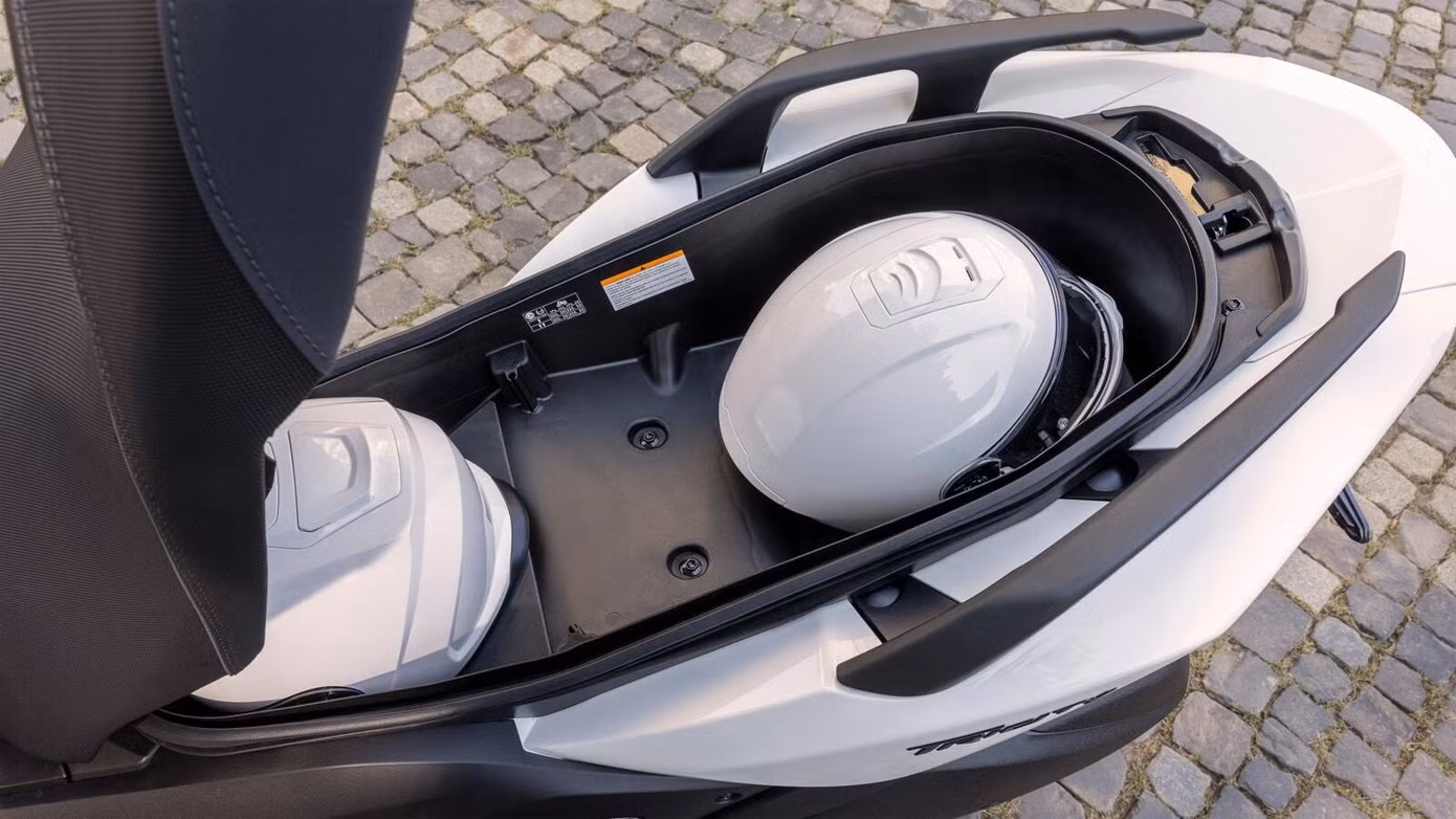 first-ever-yamaha-with-a-riders-airbag-is-not-what-you-expect-43.jpg