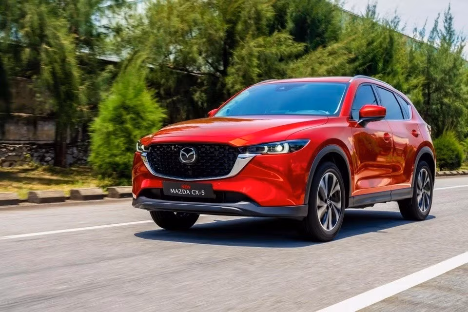 Không ngạc nhiên khi Mazda CX-5 xuất hiện trong nhóm gồng gánh doanh số của thương hiệu Nhật tại Việt Nam. Tính hết tháng 9, Mazda đã bán đến 11.893 xe. CX-5 có giá niêm yết khoảng 749-869 triệu, nhưng thường xuyên được giảm giá về dưới mốc 700 triệu đồng ở đại lý.