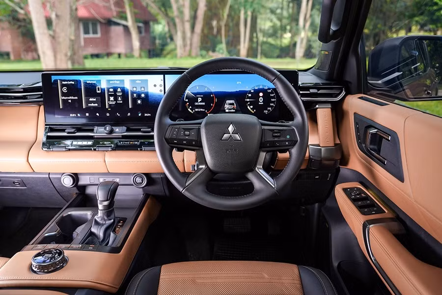 mitsubishi-pajero-super-exceed-interior-484.jpg