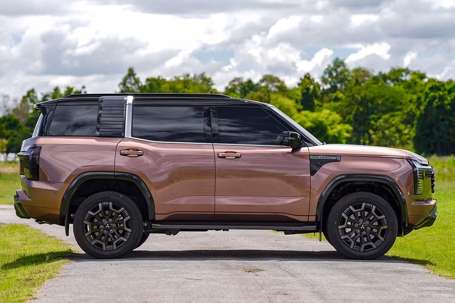 mitsubishi-pajero-super-exceed-amour-copper-side.jpg
