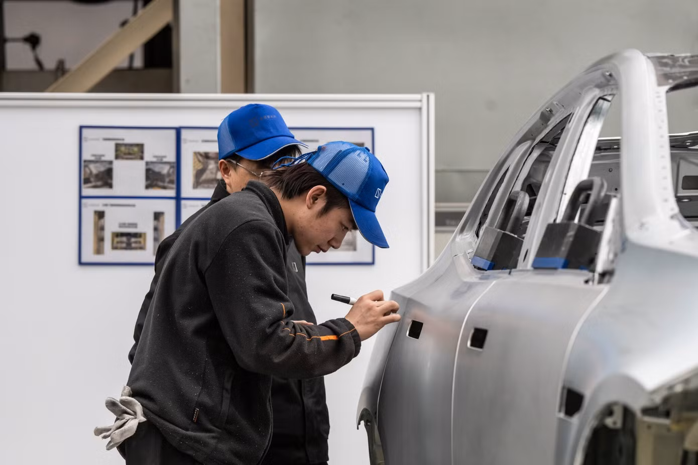 21biz-china-car-doors-01-jvgz-superjumbo.jpg