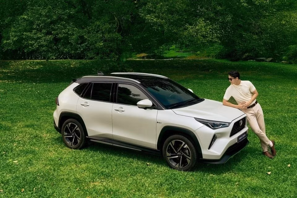 Toyota Yaris Cross được bán tại Việt Nam với 2 tùy chọn động cơ gồm bản thuần xăng và hybrid. Trong đó, các tùy chọn chạy xăng ghi nhận lượng xe bán ra hơn 10.000 chiếc sau 3 quý năm nay. Tổng lượng xe Yaris Cross bán ra thị trường sau 9 tháng đạt mức 12.646 chiếc.