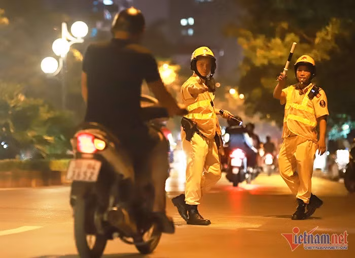 Sử dụng xe máy mà không có gương chiếu hậu theo đúng quy định có thể bị phạt nặng. Ảnh: Hoàng Hiệp