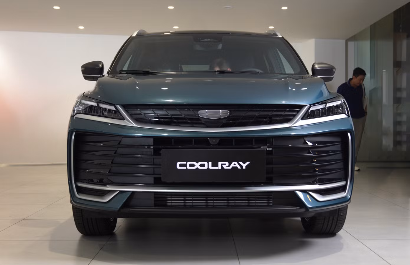 Geely Coolray thời điểm vừa ra mắt đã được kỳ vọng trở thành chủ lực doanh số cho thương hiệu. Thế nhưng ở mẫu xe tiền nhiệm, Coolray chưa thật sự tạo ra được lượng xe đủ lớn. Đến khi phiên bản mới xuất hiện, doanh số Coolray ghi nhận sự tăng trưởng nhẹ. Theo nguồn tin của Tri Thức - Znews, trong tháng 8, hãng bán khoảng 60 chiếc Coolray.