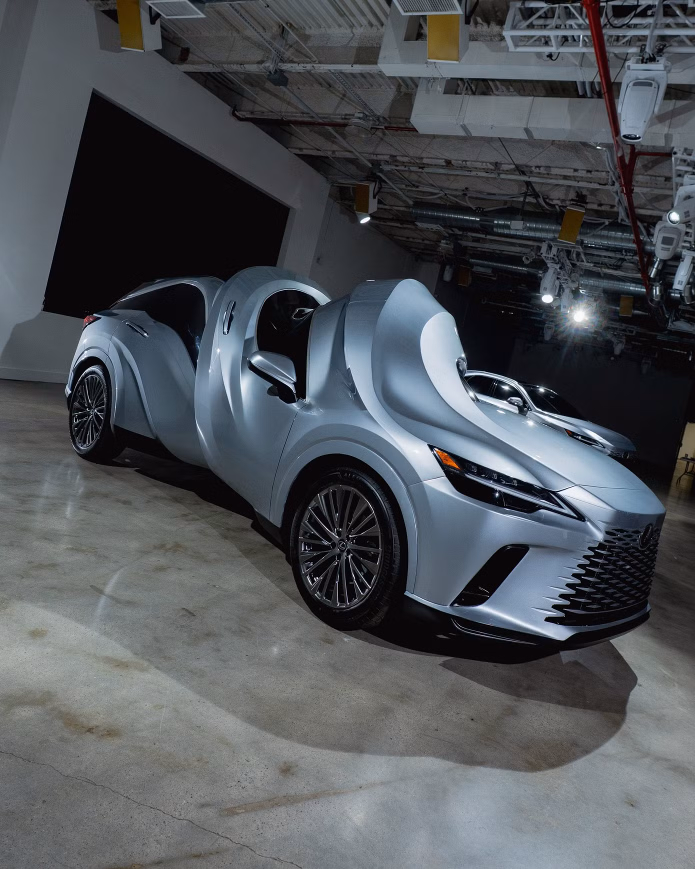 motomorphosis-lexus-chelsea-industrial-circle-car-twist-car-dezeen-2364-col-9-scaled.jpg