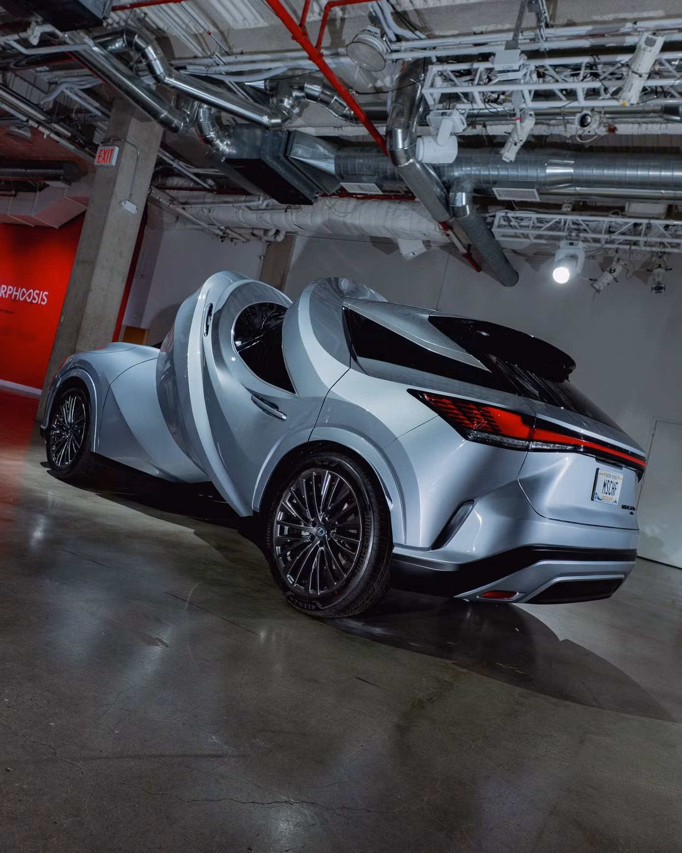 motomorphosis-lexus-chelsea-industrial-circle-car-twist-car-dezeen-2364-col-8-scaled.jpg