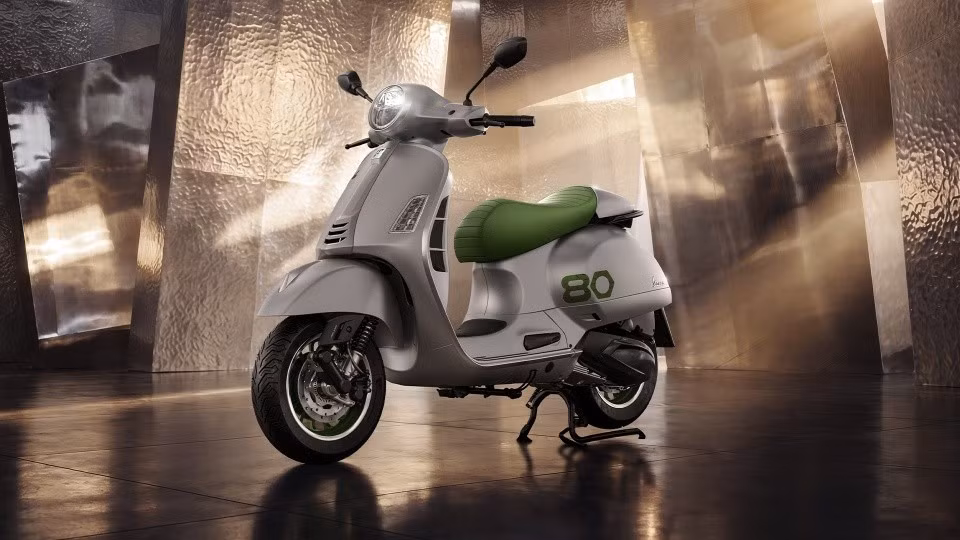 Vespa Edizione Ottantesimo giới thiệu tại Việt Nam giới hạn chỉ 4 chiếc với giá đắt 372 triệu đồng. Ảnh: Vespa.