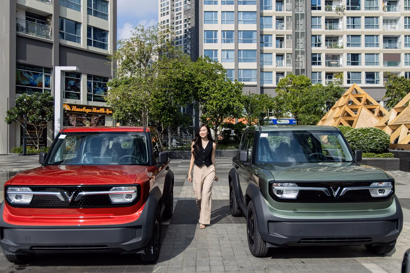 VF 3 là mẫu xe điện mini ghi nhận doanh số tốt nhất thị trường. Đây cũng là cái tên gánh vác doanh số của hãng xe điện VinFast tại thị trường Việt, với tổng lượng xe bán ra sau 9 tháng đạt 42.272 xe. Tại Việt Nam, mẫu xe cỡ nhỏ được bán với giá khoảng 285 triệu đồng.