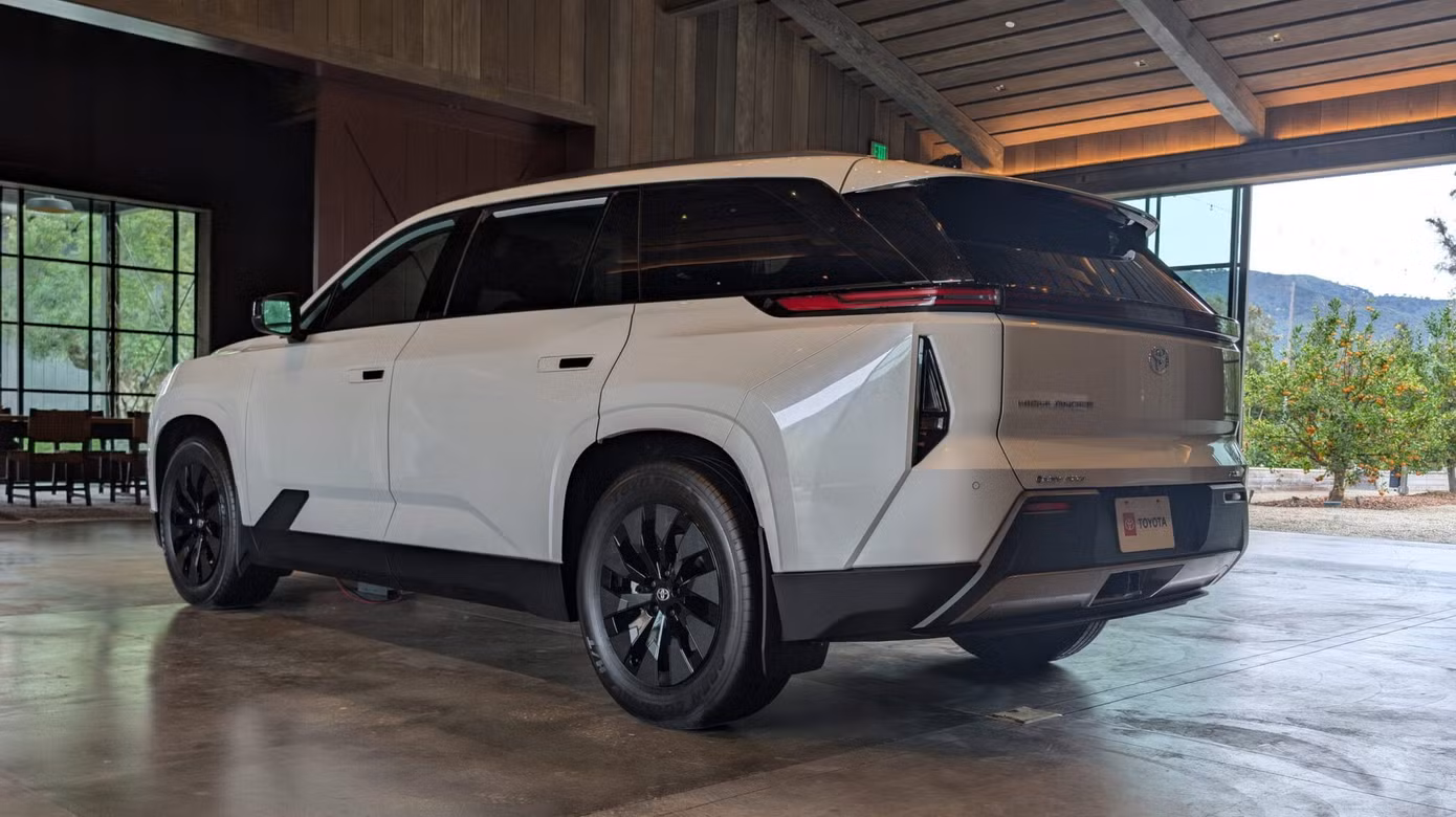 2027-toyota-highlander-for-carscoops-by-stephen-rivers-107-scaled-e1783694472768.jpg