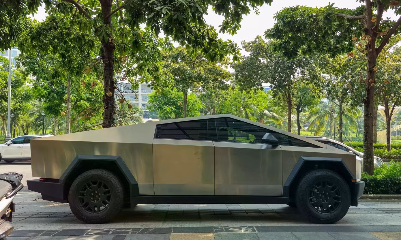 Tesla Cybertruck dài gần 5,7 m và sở hữu thiết kế khá dị. Ảnh: Phúc Hậu.
