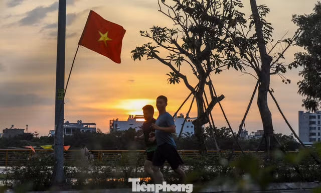 Đường cờ Tổ quốc rực rỡ trên cung đường chạy Tiền Phong Half Marathon