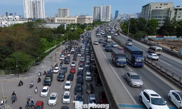 Nhích từng mét rời Thủ đô: 12 giờ vật lộn trên cao tốc 