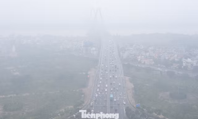 Hà Nội sương giăng kín lối, xe ôtô bật đèn giữa ban ngày