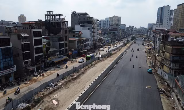 Cận cảnh 500m đường Vành đai 1 Hoàng Cầu - Voi Phục vừa hoàn thành thảm nhựa