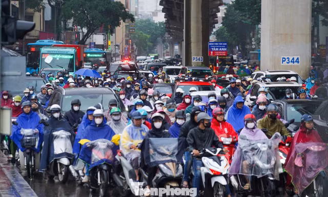 Mưa phùn và sương mù bao phủ, nhiều tuyến phố Hà Nội ùn tắc từ sáng đến trưa