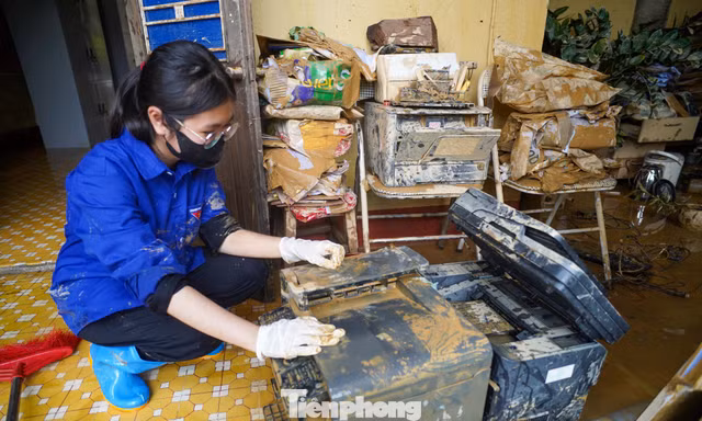Trường học Thái Nguyên tan hoang, bùn đất bám dày, thanh niên, chiến sĩ chung tay dọn dẹp