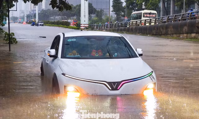 Hà Nội phố thành sông, giao thông tê liệt, xe máy 'rồng rắn' leo cao tốc giữa biển nước