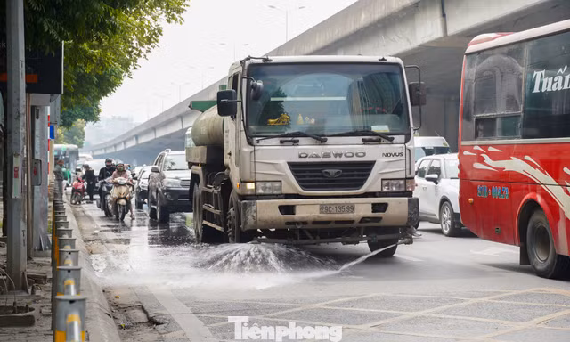 Hà Nội tăng cường xe rửa đường để giảm bụi và cải thiện chất lượng không khí