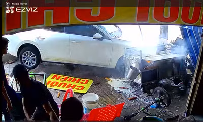 Ô tô bất ngờ lao vào nhà dân trên đường Phó Cơ Điều, Vĩnh Long, tông trúng xe bán hàng và gốc cây. Ba người đang làm bánh chuối chiên may mắn thoát nạn.