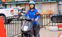 Tuổi trẻ Thái Nguyên học xử lý sự cố khi đi xe máy, xe điện an toàn