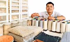 Anh Đậu Văn Nam bên các sản phẩm từ nguyên liệu lá dứa