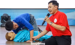 Bạn trẻ học sơ cấp cứu, tập ép tim, xử lý hóc dị vật...