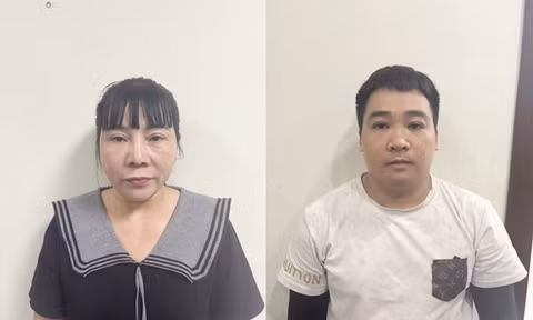 Đối tượng Hiền (bên trái) và Quỳnh (bên phải) tại cơ quan Công an. Ảnh: Công an thành phố Bắc Ninh.