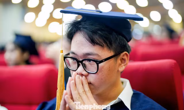 Toàn cảnh lễ vinh danh và trao học bổng Nâng bước thủ khoa 2025