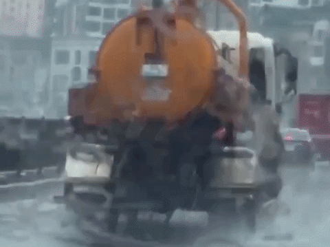 Phạt tài xế xe bồn 'xả thải' trên đường Hà Nội