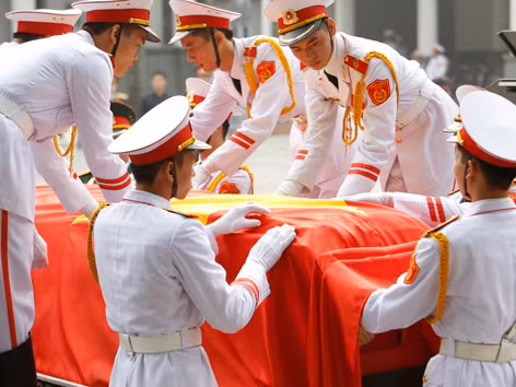 Đội tiêu binh phủ Quốc kỳ lên linh cữu Đại tướng. Ảnh: Như Ý