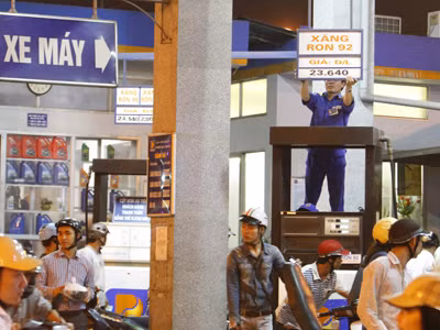 Nhân viên thay biển giá xăng. Ảnh: Ngọc Châu
