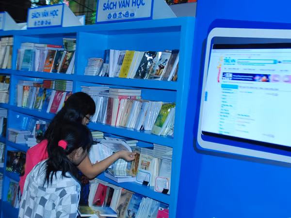 Đường sách sẽ mở cửa đón khách cho đến hết ngày Mùng 4 Tết Nhâm Thìn. Đường sách sẽ mở cửa đóng khách cho đến hết ngày Mùng 4 Tết Nhâm Thìn