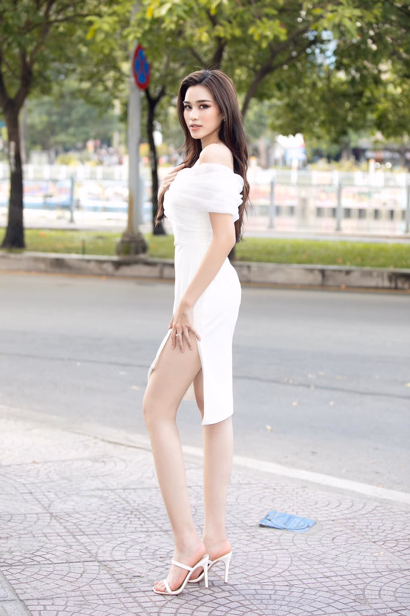 Đỗ Thị Hà rạng rỡ, quyến rũ về nước sáng 24/3. Đỗ Thị Hà rạng rỡ, quyến rũ về nước sáng 24/3.
