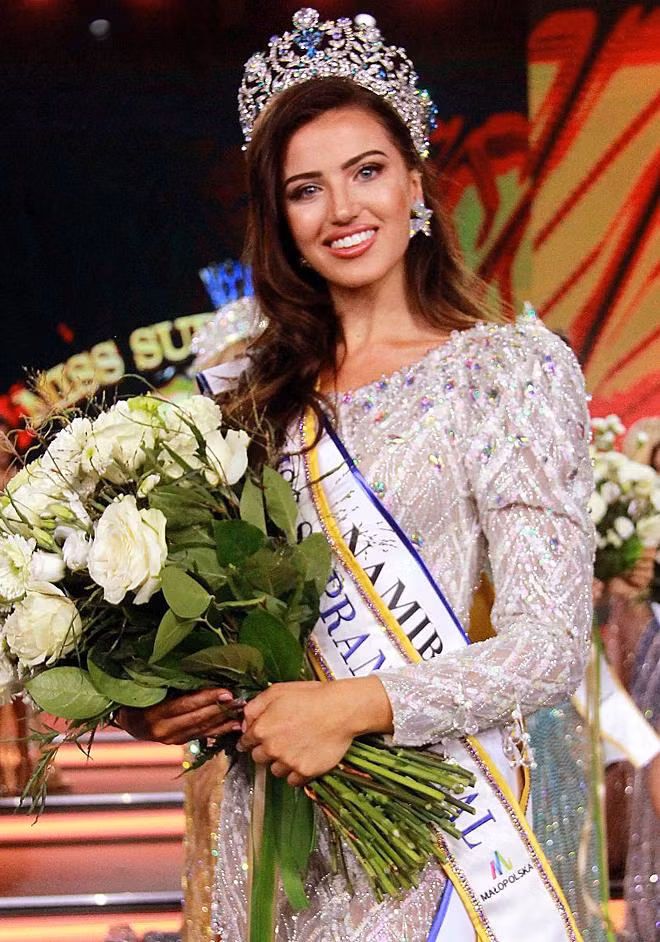 Người đẹp Namibia - Chanique Rabe đăng quang Miss Supranational 2021 trong đêm chung kết tại Ba Lan. Năm nay cô 25 tuổi, cao 1,76 m và hiện làm người mẫu kiêm thiết kế thời trang, nghệ sĩ trang điểm.