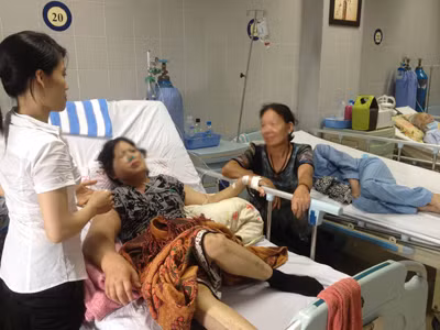 Tính mạng của chúng ta lâu nay được phó thác cho các biện pháp chữa trị hiện đại. Trong ảnh: Chăm sóc bệnh nhân bị ung thư tại BV Đại học Y Hà Nội. Ảnh: Ngọc Châu