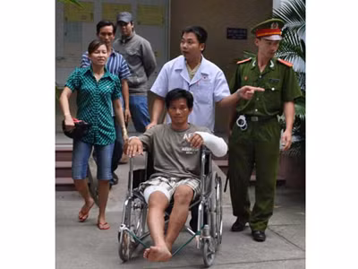 Anh Nguyễn Tăng Tiên được chuyển đến Bệnh viện Đa khoa tỉnh Bình Dương dưới sự bảo vệ của Công an tỉnh Bình Dương chiều 28-6 - Ảnh: A.THOA (Tuổi Trẻ)
