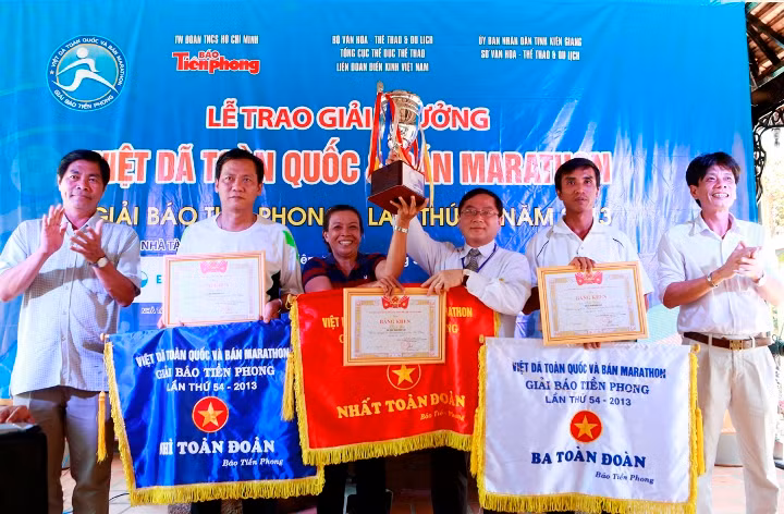 TBT báo Tiền Phong trao giải nhất toàn đoàn. TBT báo Tiền Phong trao giải nhất toàn đoàn
