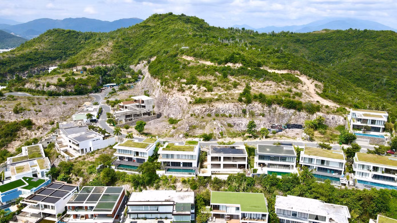 Dự án khu biệt thự biển Anh Nguyễn - Nha Trang ở khu vực núi Chụt (phường Vĩnh Nguyên và Vĩnh Trường, TP. Nha Trang) cũng nằm trong diện có nguy cơ sạt lở tại TP. Nha Trang.