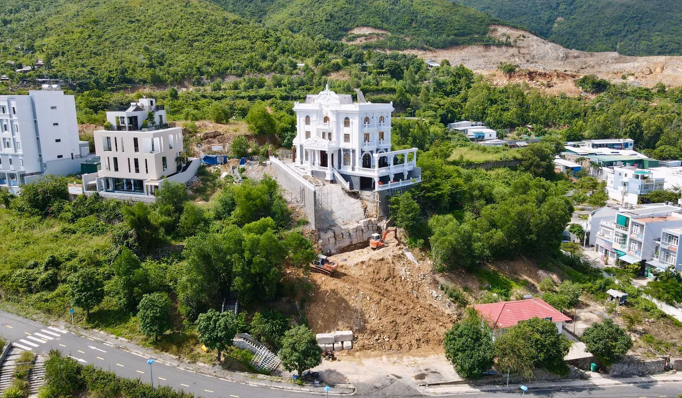 Các biệt thự tại dự án Nha Trang Seapark luôn chực chờ sạt lở khi mưa bão.