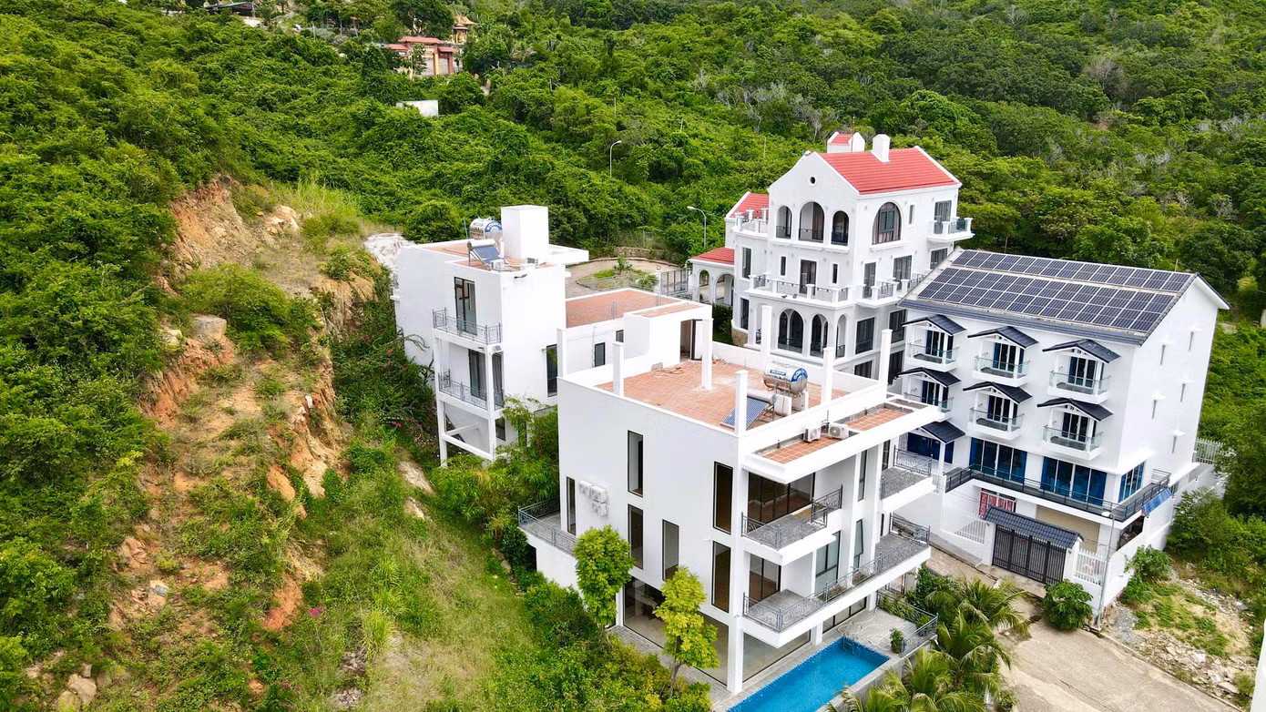 Việc chủ đầu tư dự án khu biệt thự Đường Đệ Tâm Hương cho xây dựng, đưa vào sử dụng nhiều căn biệt thự đã gây xôn xao dư luận, nhất là sự lo lắng về nguy cơ sạt lở từ dự án này.