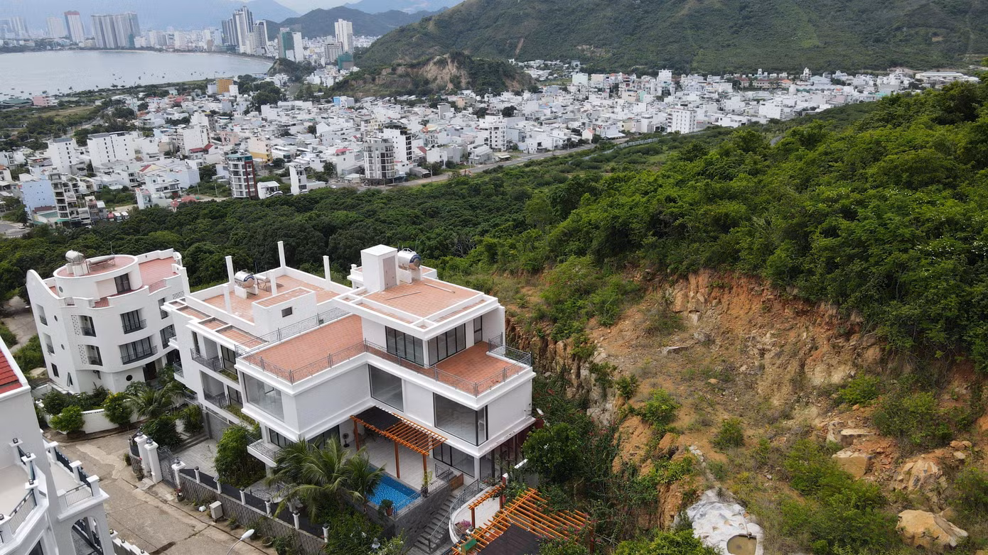 Dự án khu biệt thự Đường Đệ Tâm Hương trên núi Cô Tiên Nha Trang nhiều năm qua đã bất chấp xây dựng hoàn thiện nhiều căn biệt thự mặc dù Sở Xây dựng Khánh Hòa đã yêu cầu tạm dừng để hoàn thiện quy hoạch phân khu.