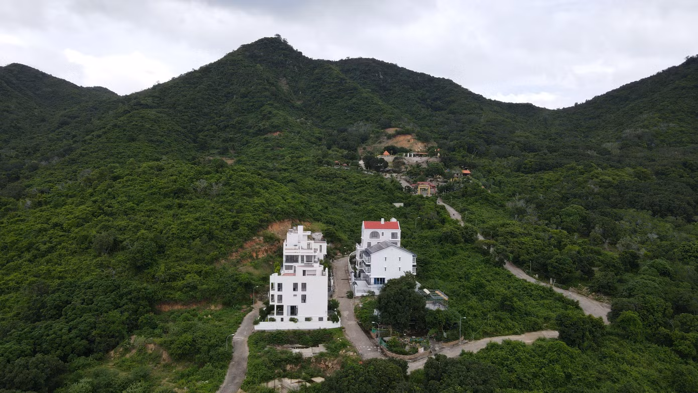 Dự án biệt thự Haborizon Nha Trang trên núi Hòn Ông (ảnh trên) và biệt thự Đường Đệ Tâm Hương trên núi Cô Tiên có nguy cơ sạt lở mùa mưa bão.