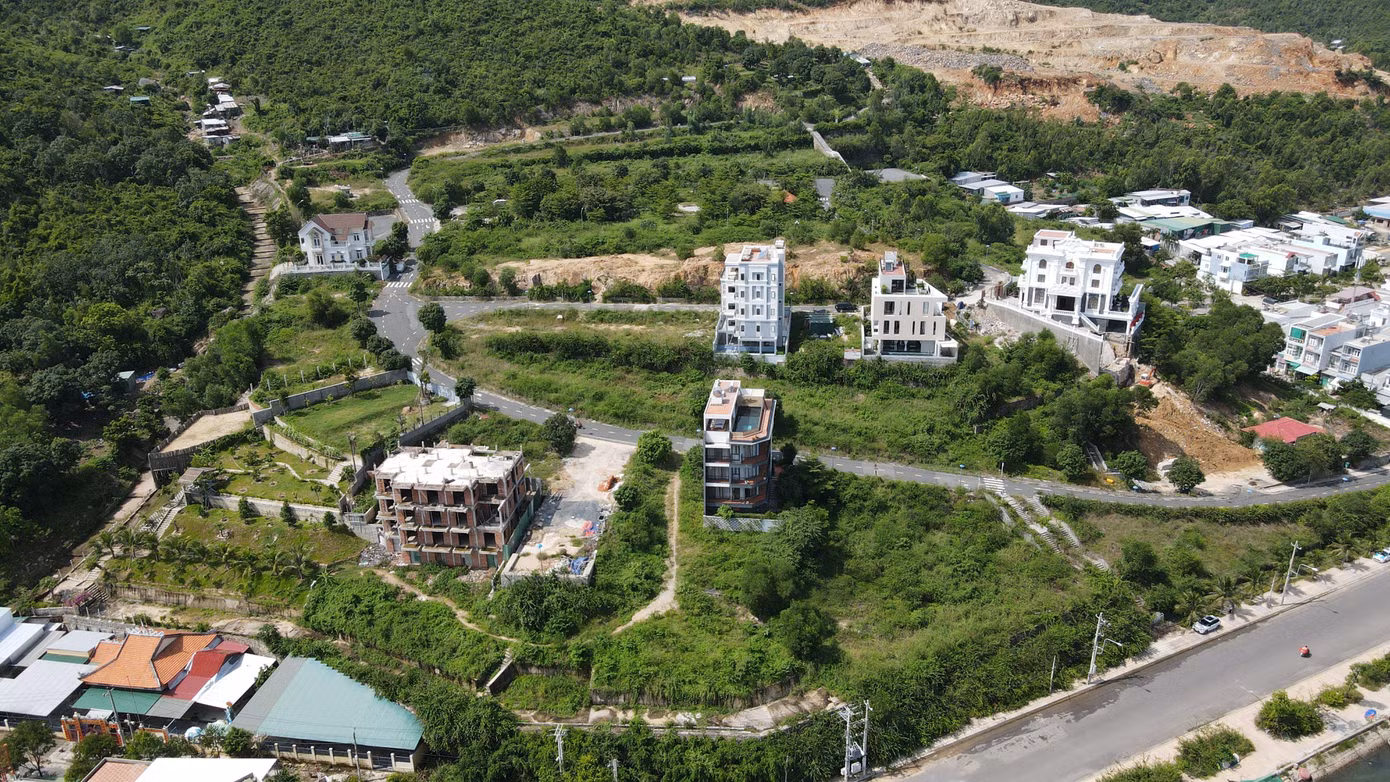 Cuối năm 2020, UBND TP. Nha Trang đã nhiều lần kiểm tra hiện trạng xây dựng ở dự án Nha Trang Seapark và phát hiện có 5 căn biệt thự xây vượt tầng so với quy hoạch, sai mật độ xây dựng và hệ số sử dụng đất.