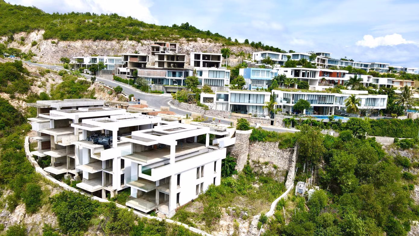 Dự án Anh Nguyễn - Nha Trang có tổng diện tích hơn 116.800m2, trong đó diện tích đất xây dựng khoảng 72.900 m2. Nhiều năm nay, chủ đầu tư dự án này đã cho bạt núi nham nhở, mở đường để phục vụ việc xây dựng 40 biệt thự, san nền 39 lô biệt thự khác.