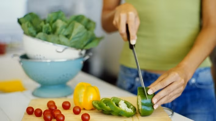 Không để đồ ăn đã nấu cùng đĩa đựng các miếng thịt sống