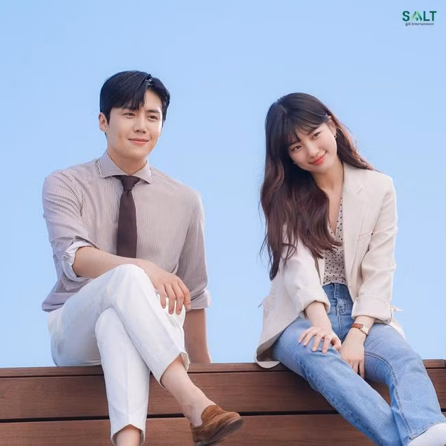 Mặc dù chỉ đóng vai nam phụ trong Start-Up nhưng Kim Seon Ho có phần lấn át cả nam chính Nam Joo Hyuk. Thậm chí, anh còn được netizen "đẩy thuyền" cực mạnh với nữ chính Suzy.