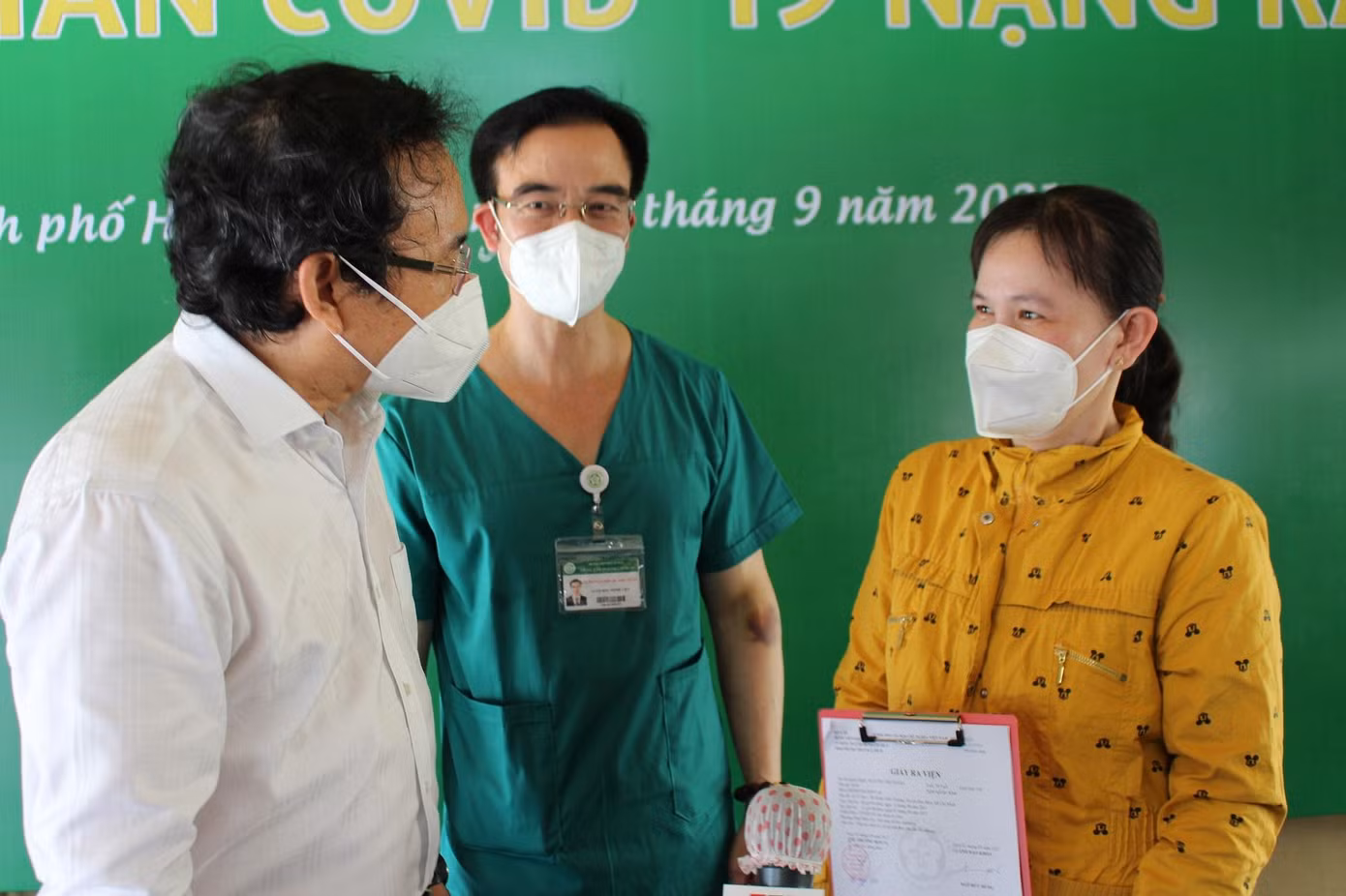 Ông Nguyễn Văn Nên và GS Nguyễn Quang Tuấn- Giám đốc BV Bạch Mai trao giấy xuất viện cho bệnh nhân Ông Nguyễn Văn Nên và GS Nguyễn Quang Tuấn- Giám đốc BV Bạch Mai trao giấy xuất viện cho bệnh nhân