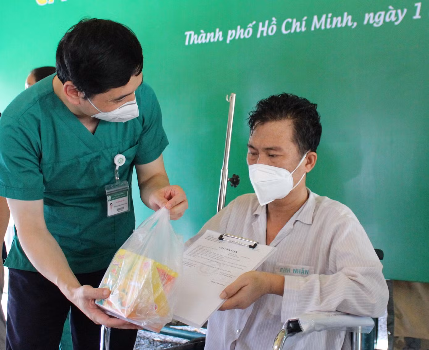 Nỗ lực cứu chữa của các bác sĩ đã giúp nhiều bệnh nhân chiến thắng tử thần COVID-19 trở về với gia đình. Nỗ lực cứu chữa của các bác sĩ đã giúp nhiều bệnh nhân chiến thắng tử thần COVID-19 trở về với gia đình.