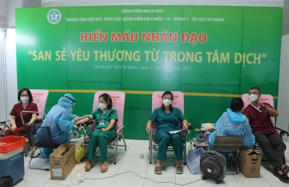 Các y bác sĩ không chỉ tập trung chuyên môn cứu người mà còn chia sẻ những giọt máu đào của mình cho bệnh nhân.