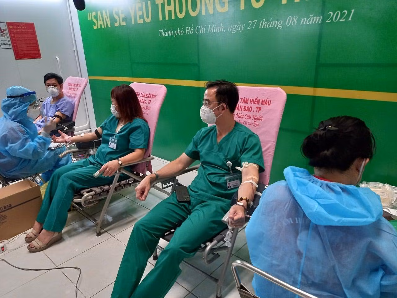 Khoảng 100 đơn vị máu đã được tiếp nhận từ hoạt động ý nghĩa của các y bác sĩ Bệnh viện Bạch Mai.